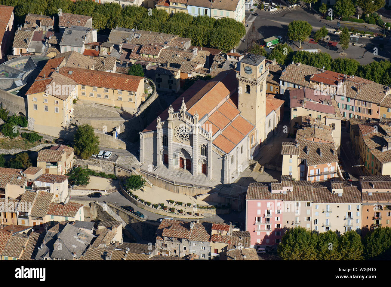 LUFTAUFNAHME. Kathedrale von Saint-Jérome de Digne. Digne-les-Bains, Alpes de Haute-Provence, Provence-Alpes-Côte d'Azur, Frankreich. Stockfoto