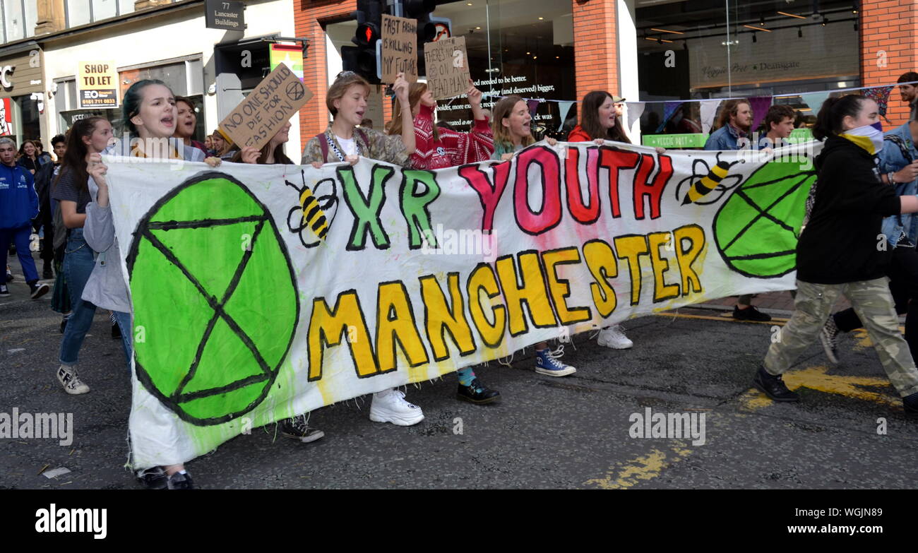 Eine Gruppe von der Löschung der Rebellion der Jugend kommen mit ihren Banner auf deansgate als Northern Rebellion Demonstranten, Teil der globalen Bewegung Aussterben Rebellion, blockierte Deansgate im Zentrum von Manchester, Großbritannien, am 1. September, 2019 am dritten Tag eines viertägigen protestieren. Die Demonstranten fordern, dass die Regierung sagt die Wahrheit über das Klima in Notfällen, Maßnahmen jetzt und wird von einem Bürger Montage zum Klimawandel geführt. Stockfoto