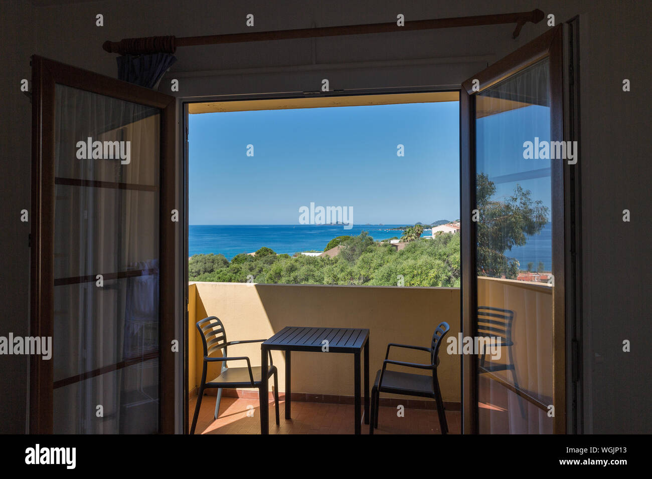 Schöne seascape vom Balkon Zimmer mit weit geöffneten Fenster in Ajaccio, Korsika, Frankreich. Westküste mit Blick auf die Inselgruppe der Sanguinai Stockfoto