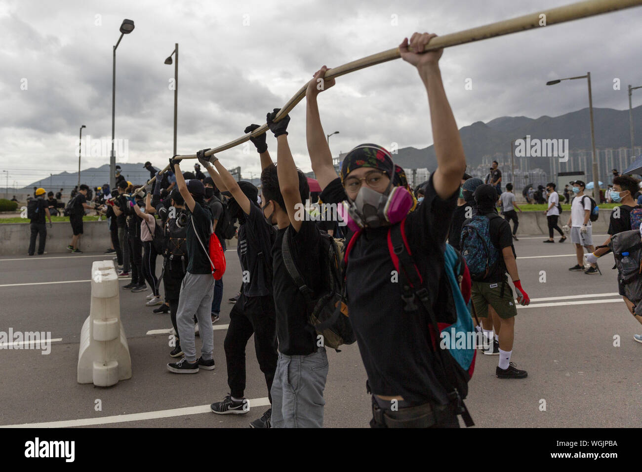 Hongkong, China. 1. Sep 2019. Tausende von pro-demokratischen Demonstranten herab auf den Internationalen Flughafen von Hong Kong, blockieren Straßen und füllte einen Busbahnhof, in die neueste Welle von politischen Unruhen der Stadt zu schlagen. Durch gridlocking Verkehr und Blockieren von Zügen und Bussen, die Demonstranten versuchten, wieder einmal in einem der geschäftigsten Aviation Hubs der Welt zum Stillstand bringen Nach chaotische Action gab letzten Monat erfasst globale Aufmerksamkeit. Credit: Adryel Talamantes/ZUMA Draht/Alamy leben Nachrichten Stockfoto