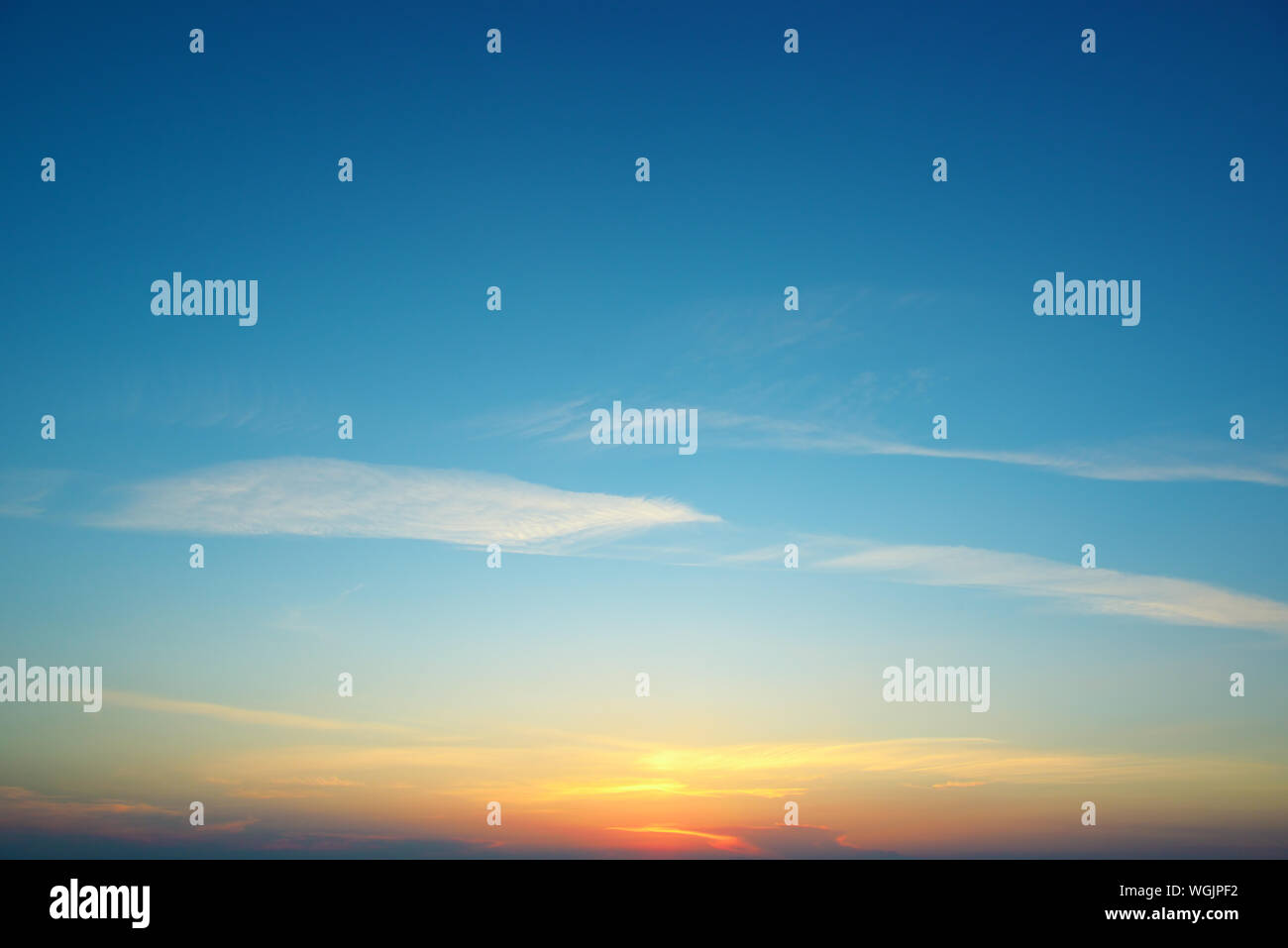 Helle Sonnenuntergang gegen den blauen Himmel und Wolken Stockfoto