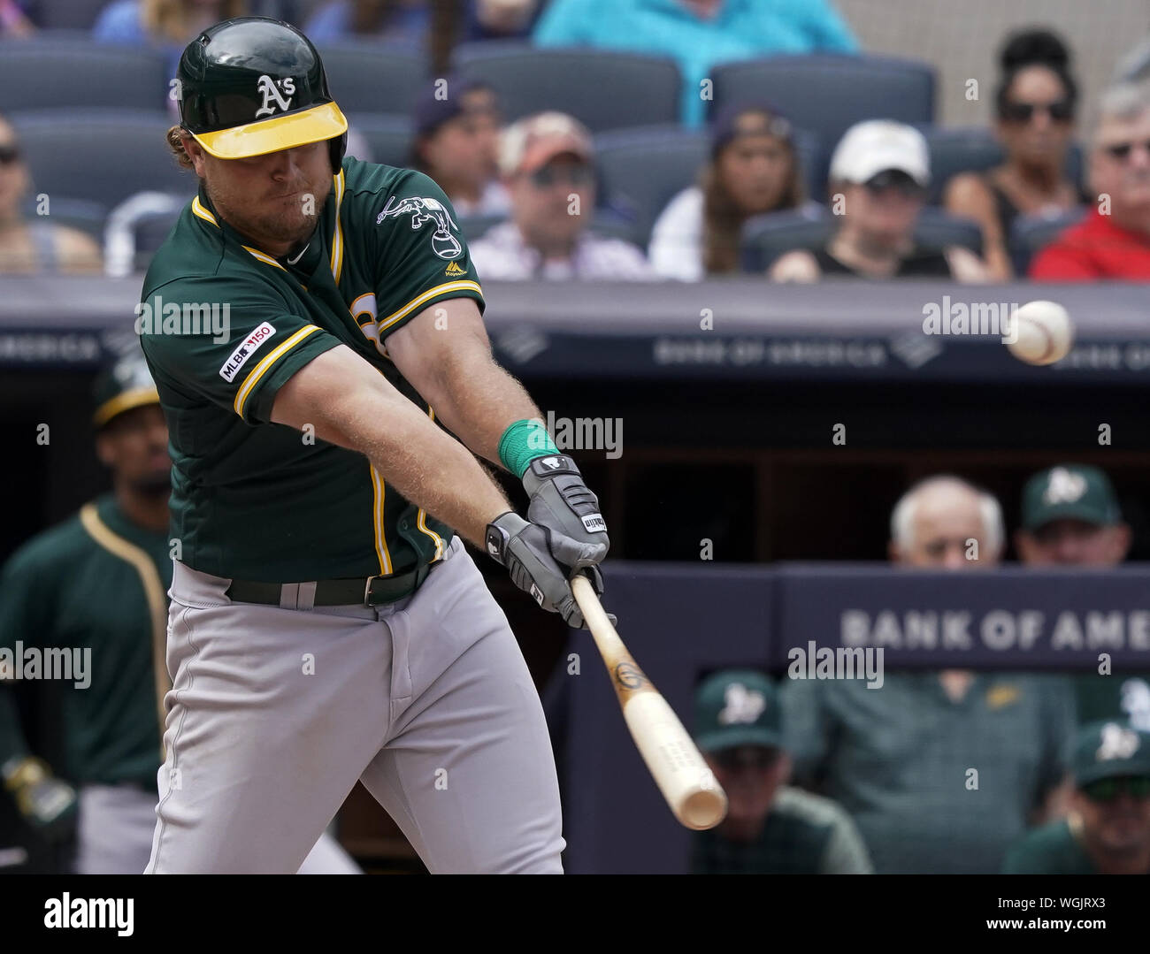 Bronx, USA. 01 Sep, 2019. Oakland A's Teig Sheldon Neuse hits Zwei - Doppel gegen die New York Yankees im siebten Inning im Yankee Stadium in New York City am Sonntag, 1. September 2019. Es war der erste Treffer und erste RBIs seiner Major League Karriere. Foto von Ray Stubblebine/UPI Quelle: UPI/Alamy leben Nachrichten Stockfoto