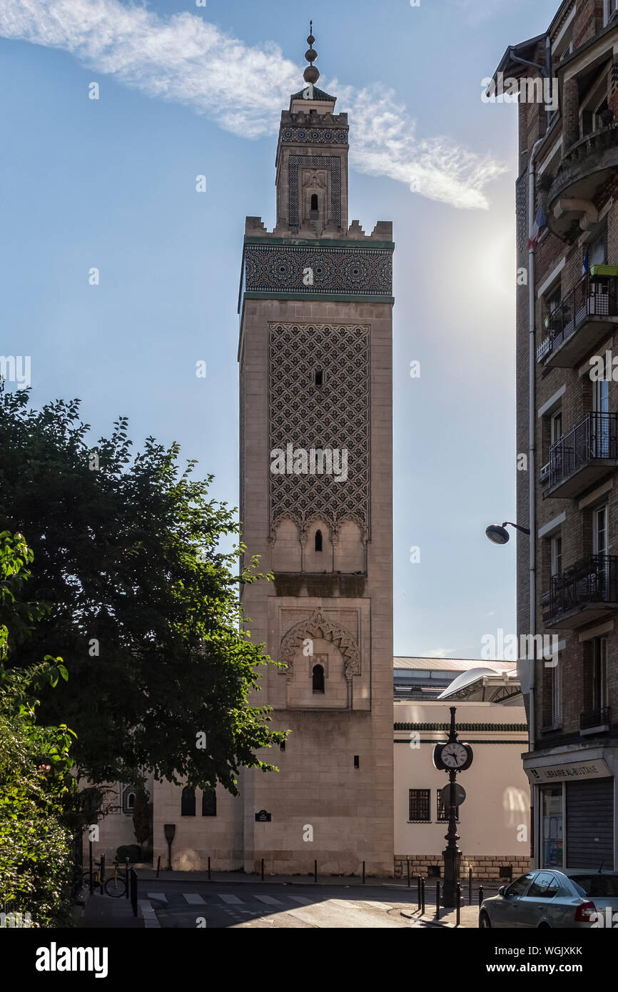 PARIS, FRANKREICH - 04. AUGUST 2018: Das Minarett des Turms der Grande Mosquée de Paris (große Pariser Moschee) befindet sich am Place du Puits de l'Ermite Stockfoto