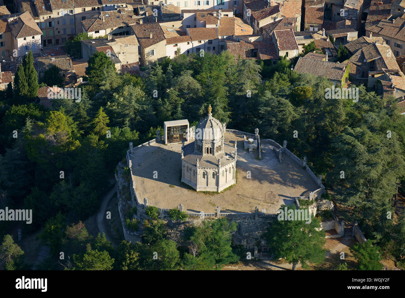 LUFTAUFNAHME. Notre-Dame Kapelle mit Blick auf die Altstadt von Forcalquier. Alpes de Haute-Provence, Frankreich. Stockfoto