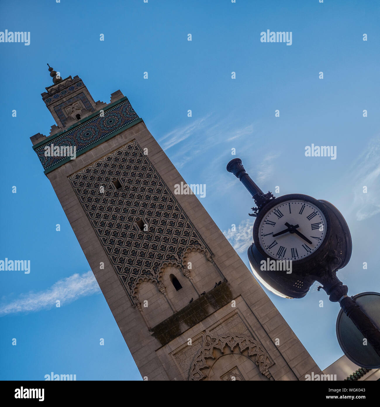 PARIS, FRANKREICH - 04. AUGUST 2018: Das Minarett des Turms der Grande Mosquée de Paris (große Pariser Moschee) befindet sich am Place du Puits de l'Ermite Stockfoto