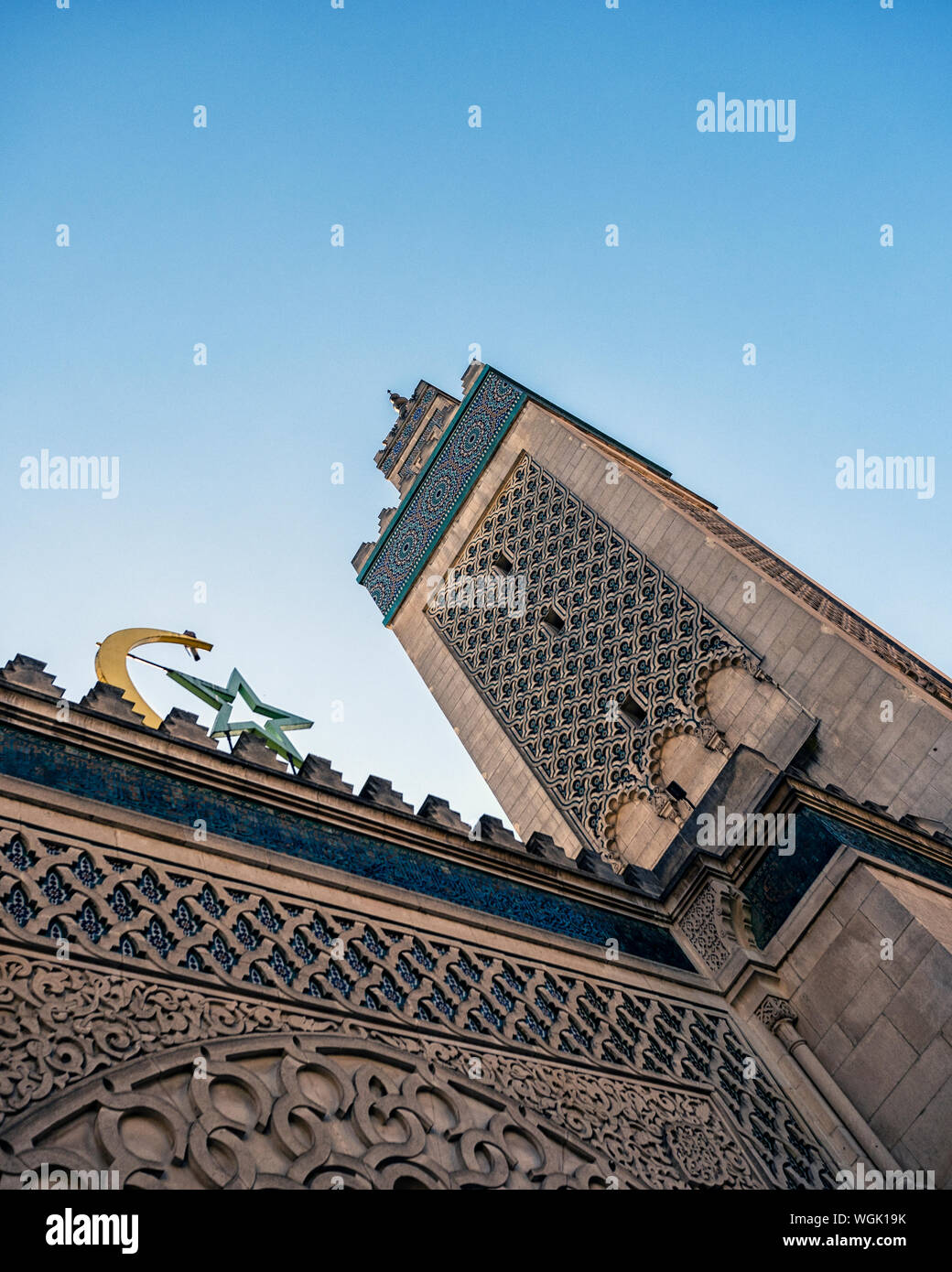 PARIS, FRANKREICH - 04. AUGUST 2018: Das Minarett des Turms der Grande Mosquée de Paris (große Pariser Moschee) befindet sich am Place du Puits de l'Ermite Stockfoto