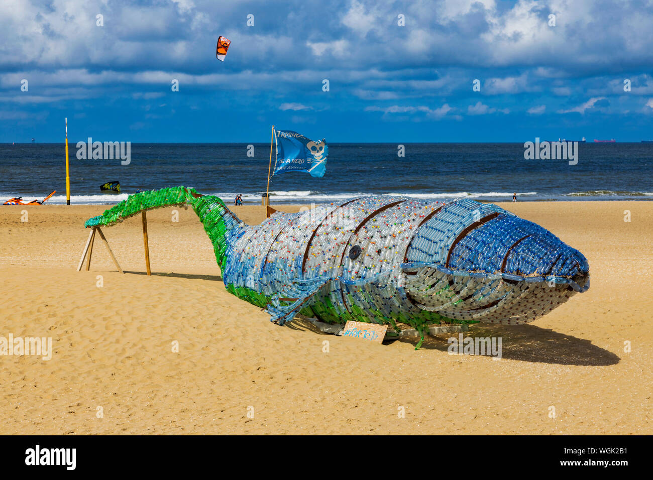 Wal JoJo aus Kunststoff Flaschen, Trashure Jagd Projekt am Strand von Scheveningen, Den Haag, Südholland, Niederlande, Europa Stockfoto