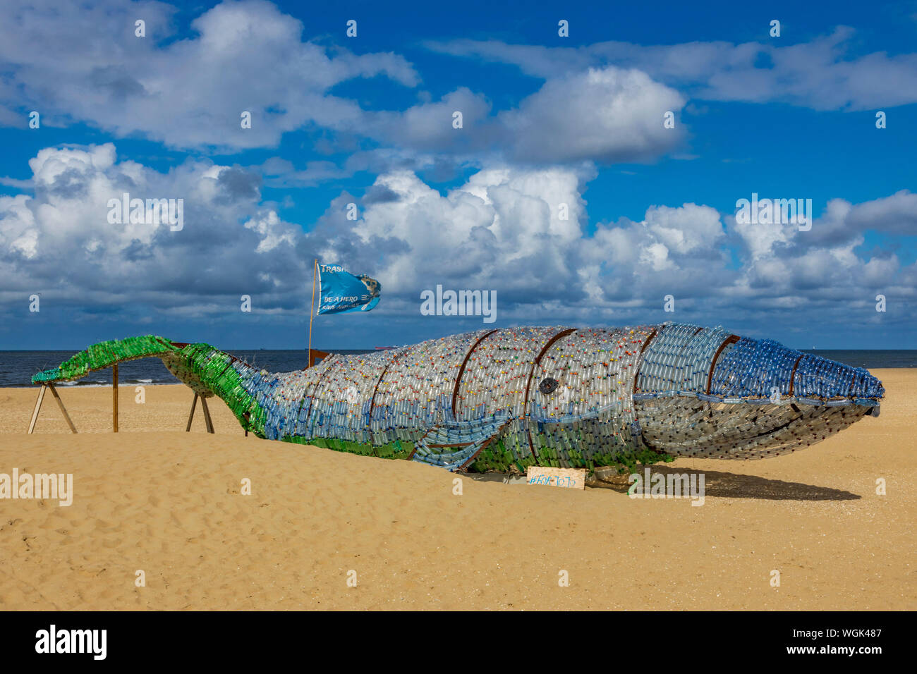 Wal JoJo aus Kunststoff Flaschen, Trashure Jagd Projekt am Strand von Scheveningen, Den Haag, Südholland, Niederlande, Europa Stockfoto