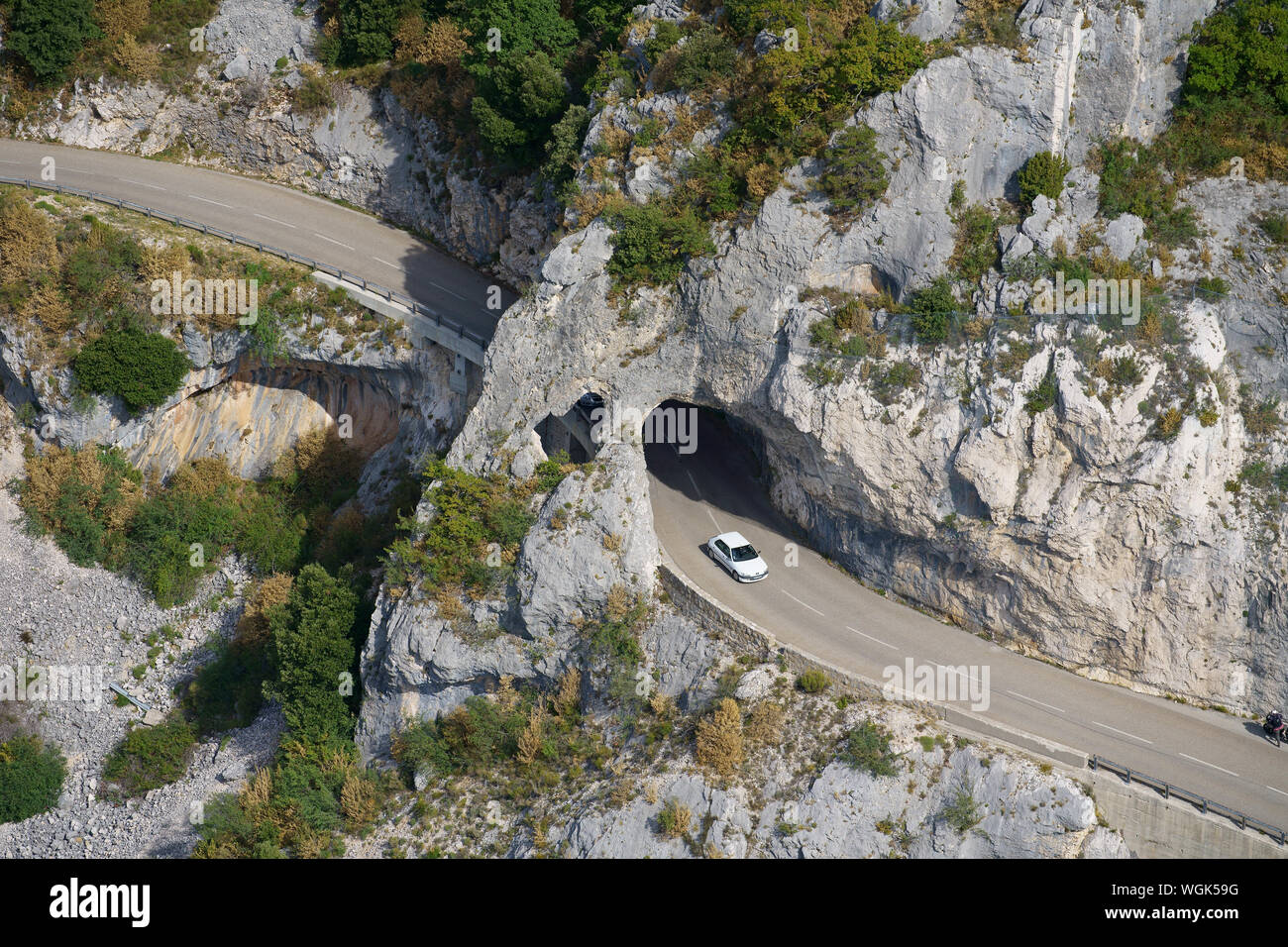 LUFTAUFNAHME. Malerische Straße auf einer Klippe zwischen dem Dorf Gréolières und dem Skigebiet Gréolières-les-Neiges. Alpes-Maritimes, Frankreich. Stockfoto