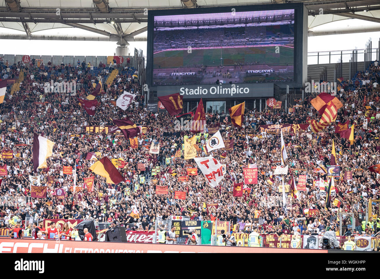 Als Roma Fans während der Serie ein Match zwischen Lazio und AS Rom im Olympiastadion. (Endstand: Lazio 1:1 AS Roma) Stockfoto