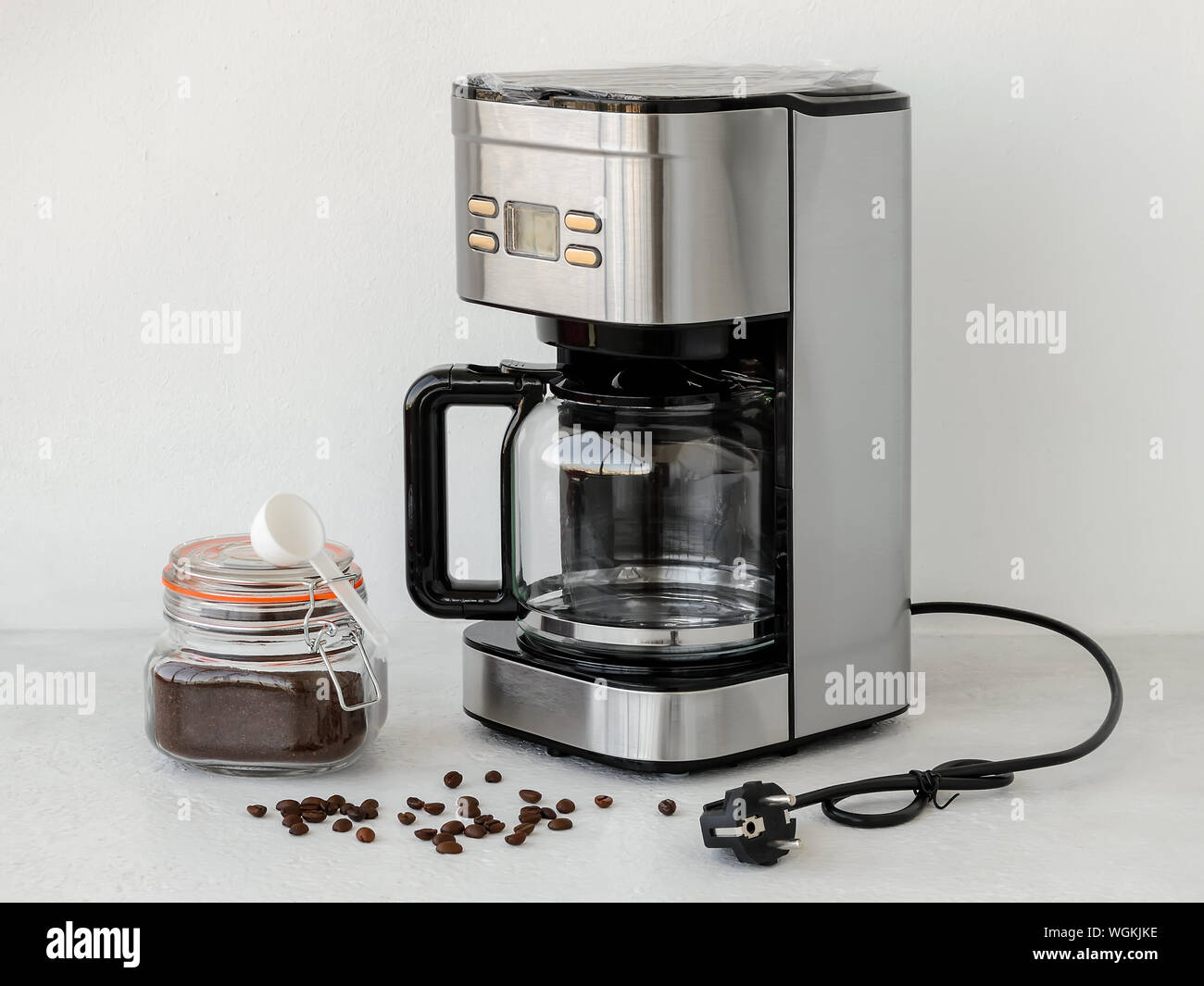 Drip Filter Kaffeemaschine Kaffee filter Kanne, rund, mit Verrundung  Kanten, der zylindrischen Topf hat eine flache Oberseite mit einem großen  runden Öffnung, die durch einen erhöhten Mauer umgeben. Der Auslauf ist  S-förmig