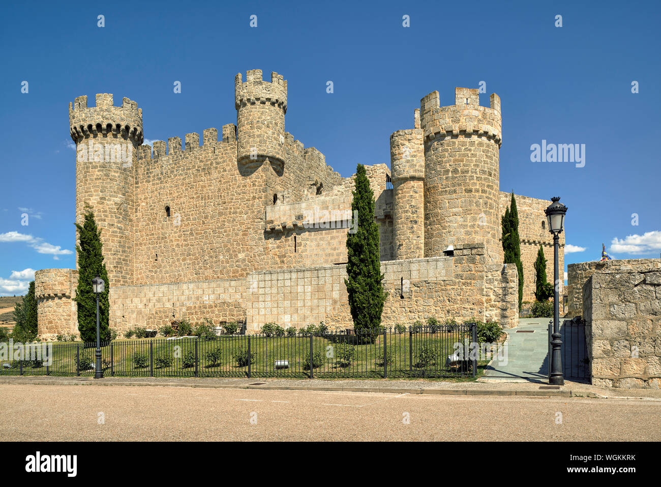 La Flor De Lis, Burg in der Stadt Olmillos de Sasamón, Burgos, Spanien. Pedro de Cartagena Festung aus dem 15. Jahrhundert, Erholung und Urlaub. Stockfoto