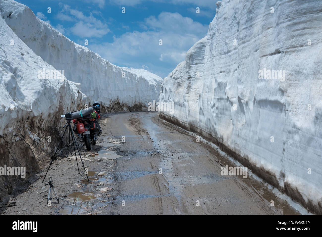 20 Fuß Schnee Wand-Bike im Schnee Rothang Pass im Juni - Stockfoto