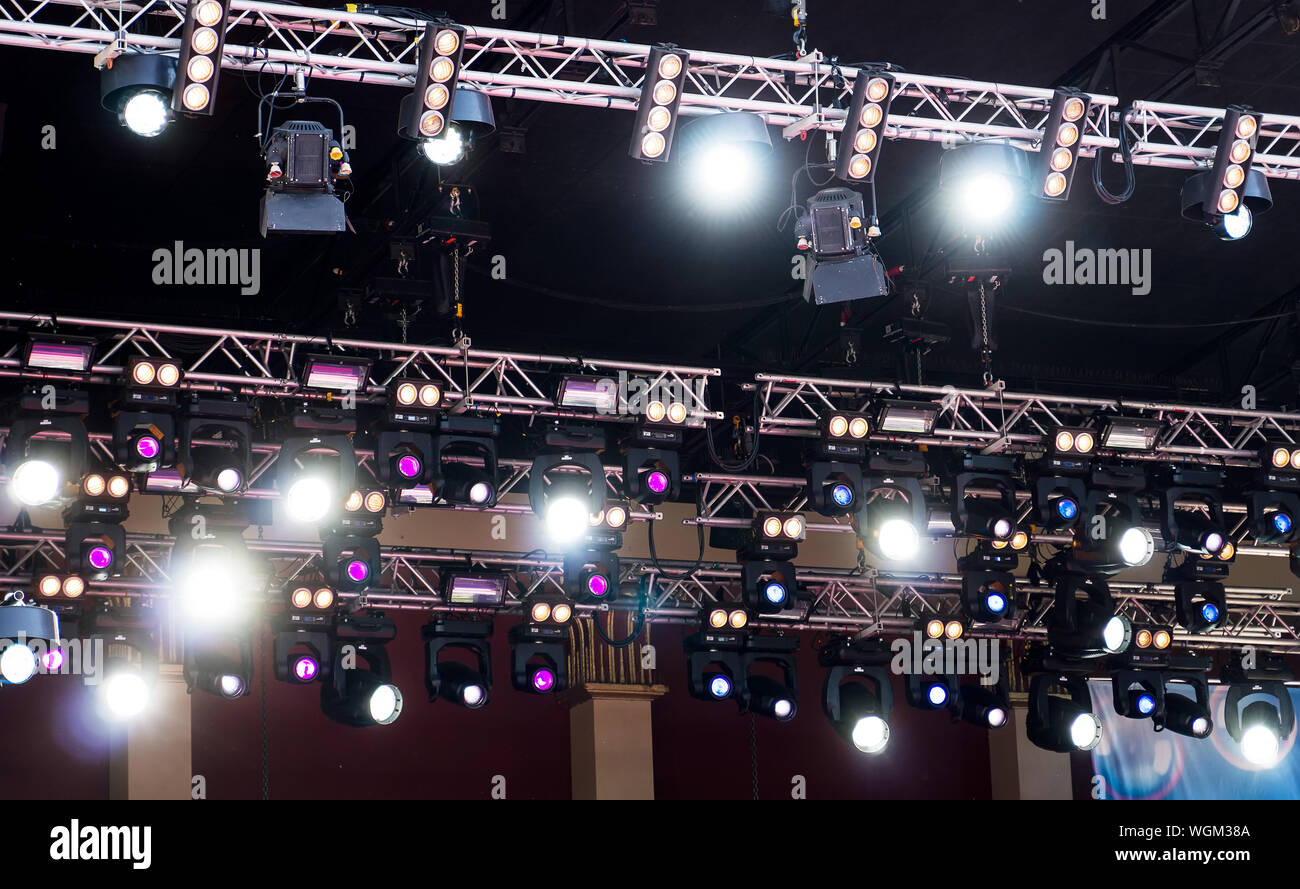 Bühne mit professioneller Licht vor dem Konzert. Stockfoto