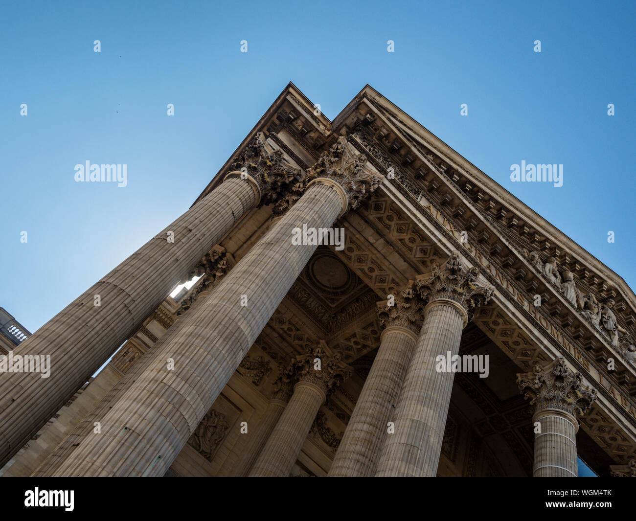 PARIS, FRANKREICH - 04. AUGUST 2018: Säulen auf dem Pantheon (Architekt Jacques-Germain Soufflot) Stockfoto