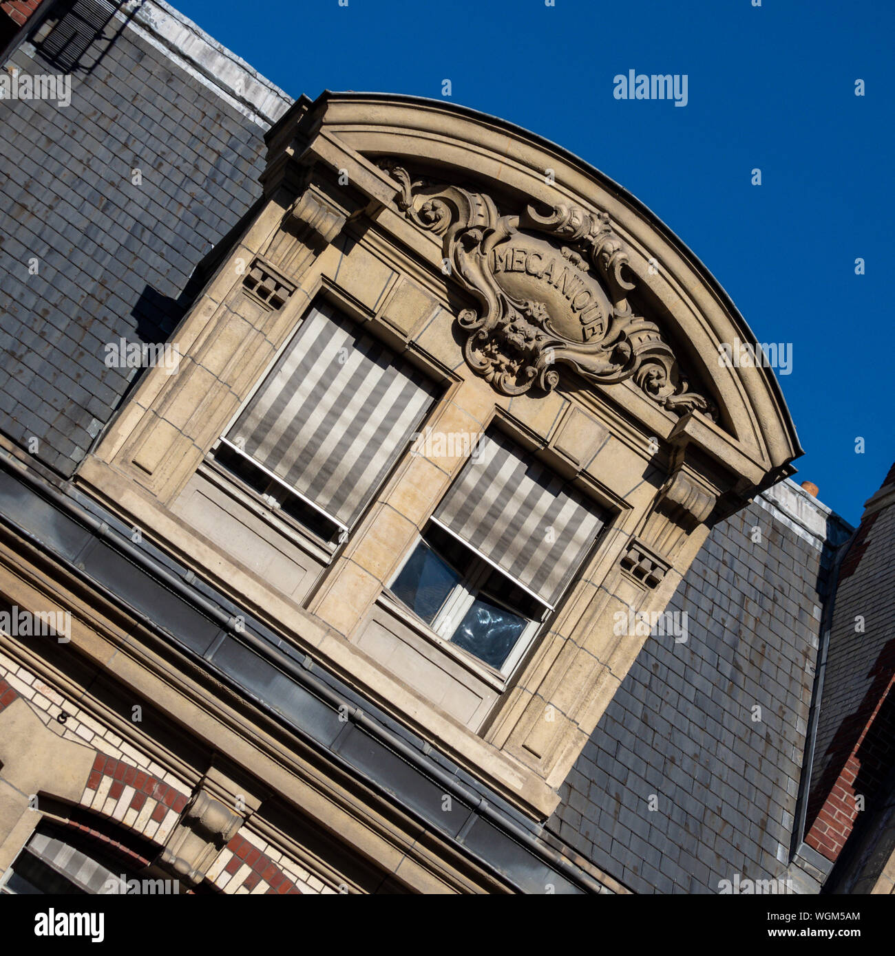PARIS, FRANKREICH - 04. AUGUST 2018: Fenster zum Gebäude der Universität Sorbonne Nouvelle Stockfoto