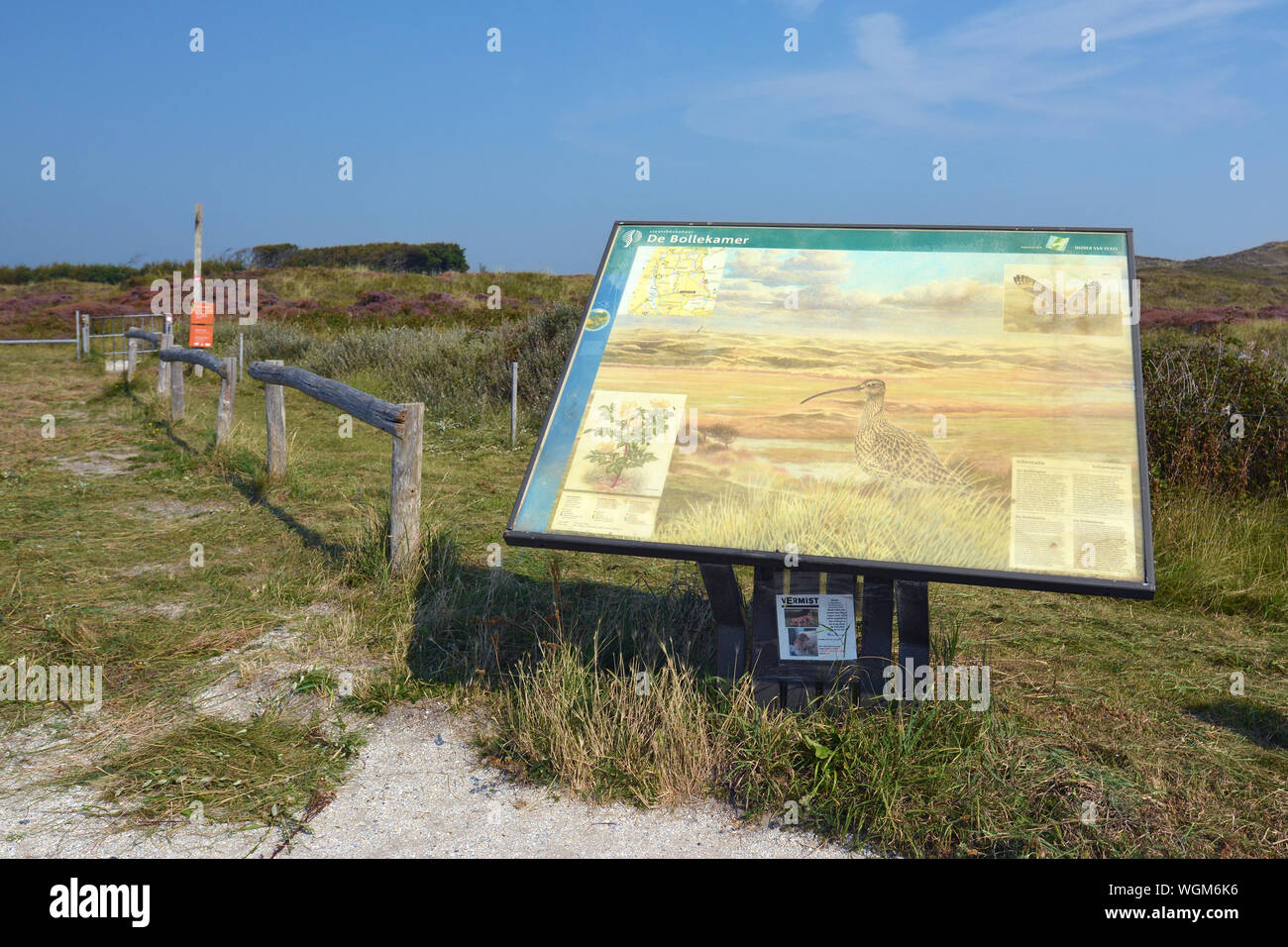 Texel / Niederlande - August 2019: Eingang mit Informationen zum Naturschutzgebiet "Bollekamer' auf der Insel Texel in Holland Stockfoto