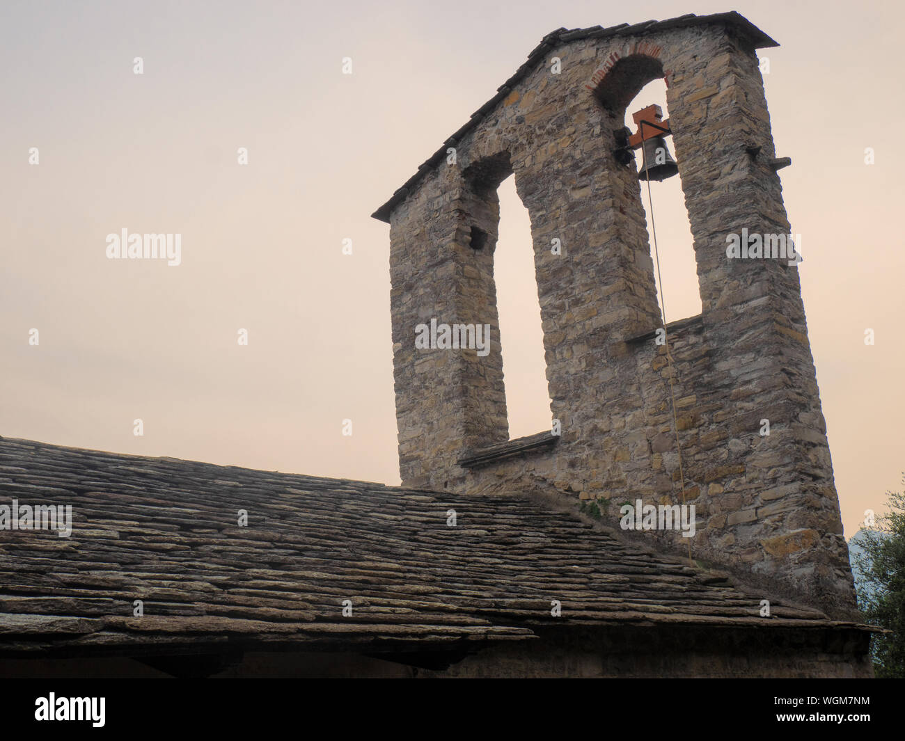 Alte steinerne Glockenturm einer romanischen Kirche. Comer See - Italien Stockfoto