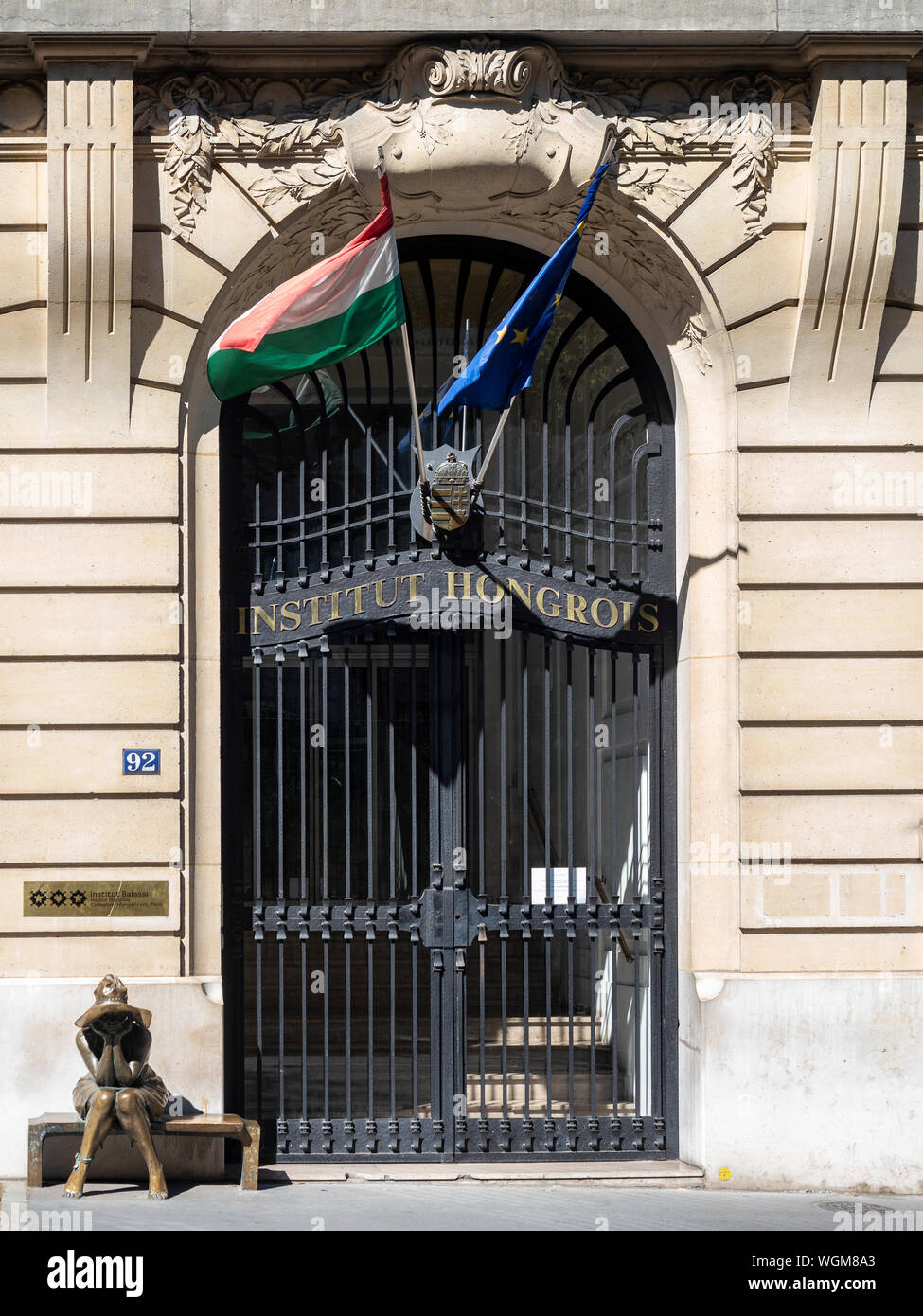 PARIS, FRANKREICH - 04. AUGUST 2018: Eintritt zum Balassi-Institut, einer gemeinnützigen Kulturorganisation, die vom Ministerium für Bildung und Kultur finanziert wird Stockfoto