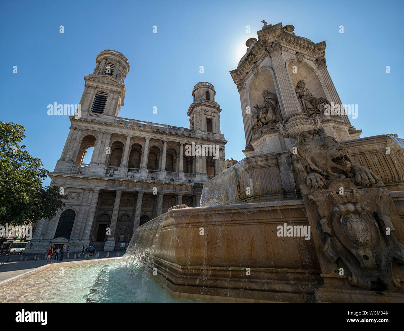 PARIS, FRANKREICH - 04. AUGUST 2018: Fontaine Saint-Sulpice vor der Kirche Saint-Sulpice im 6. Arrondissement Stockfoto