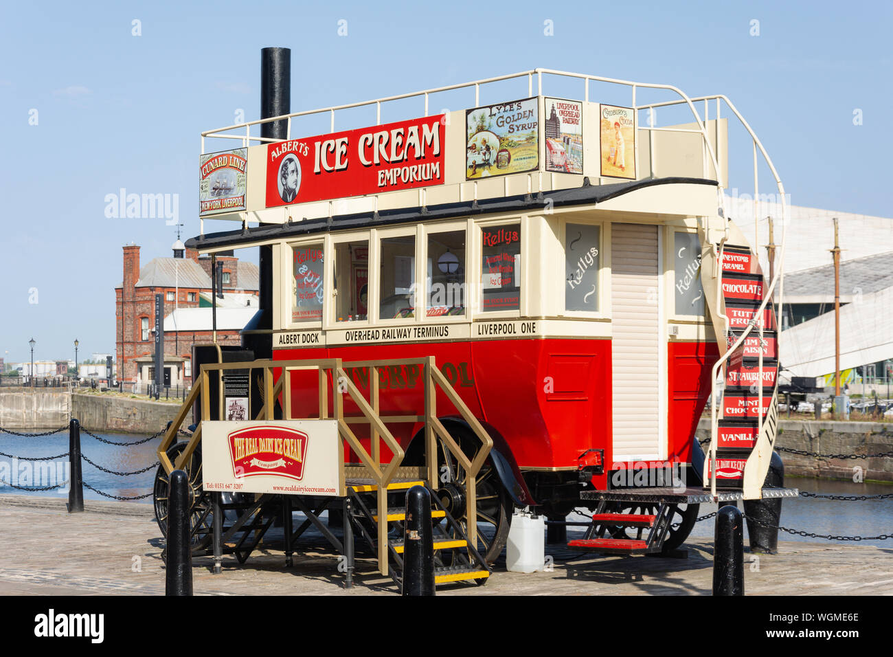 Thornycroft Dampf Omnibus (1902) als Eis Kiosk verwendet, Royal Albert Dock, Liverpool Waterfront, Liverpool, Merseyside, England, Vereinigtes Königreich Stockfoto
