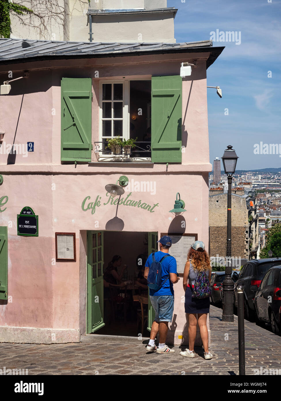 MONTMARTRE, Paris, FRANKREICH: Paar am Menü Vorstand im La Maison Rose Restaurant suchen, in der Rue de l'Abreuvoir Stockfoto