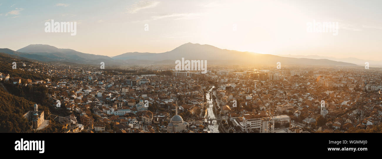 Panoramablick auf die Altstadt und kulturellen Stadt Prizren, Kosovo in der Abendsonne Stockfoto