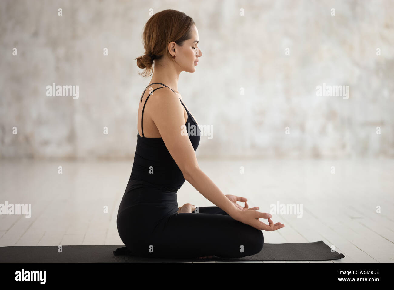 Schöne Frau Üben Yoga, Padmasana übung Lotussitz Stockfoto