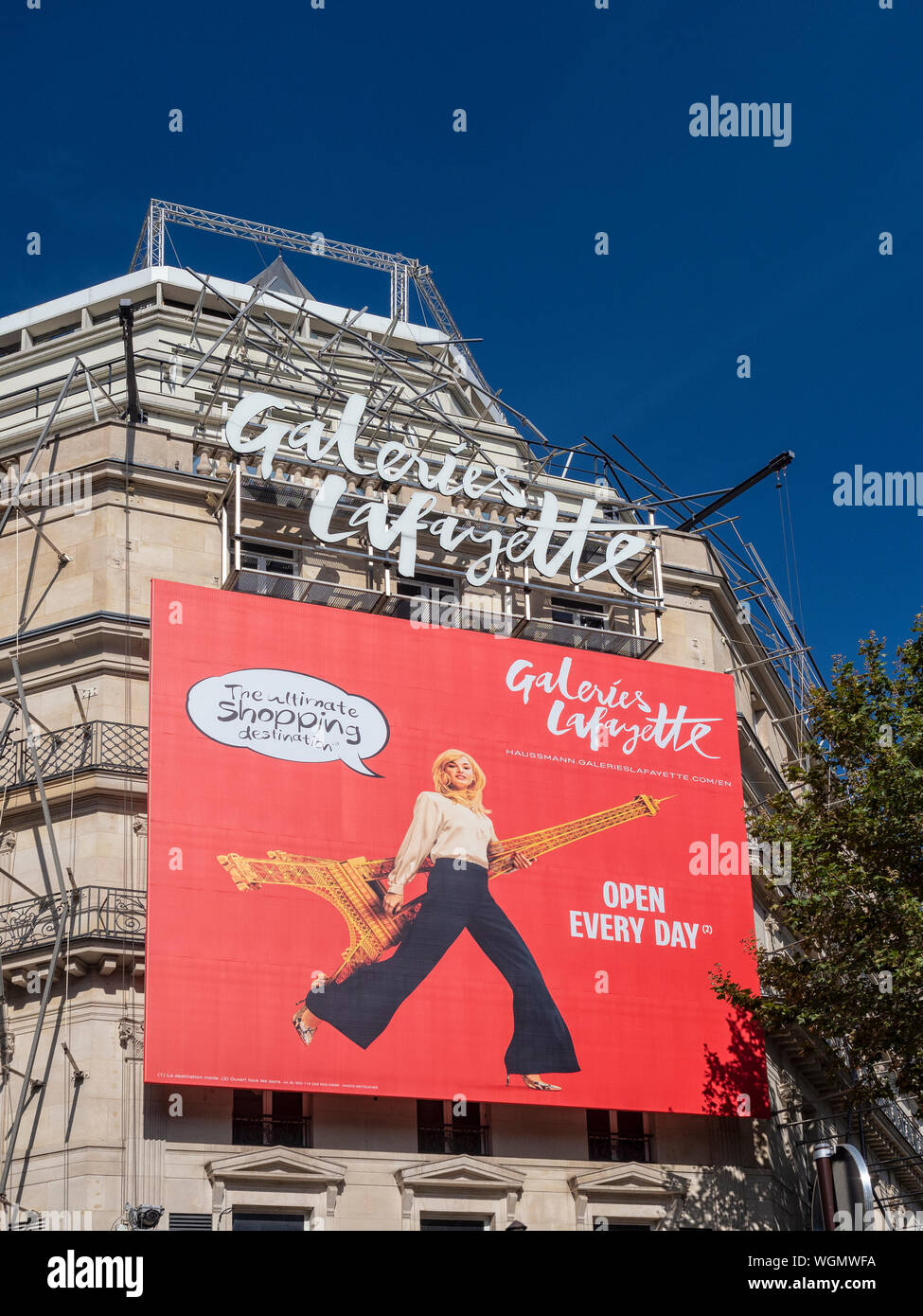 PARIS, FRANKREICH - 04. AUGUST 2018: Außenansicht Kaufhaus der Galleries Lafayette am Boulevard Haussmann mit Schild Stockfoto
