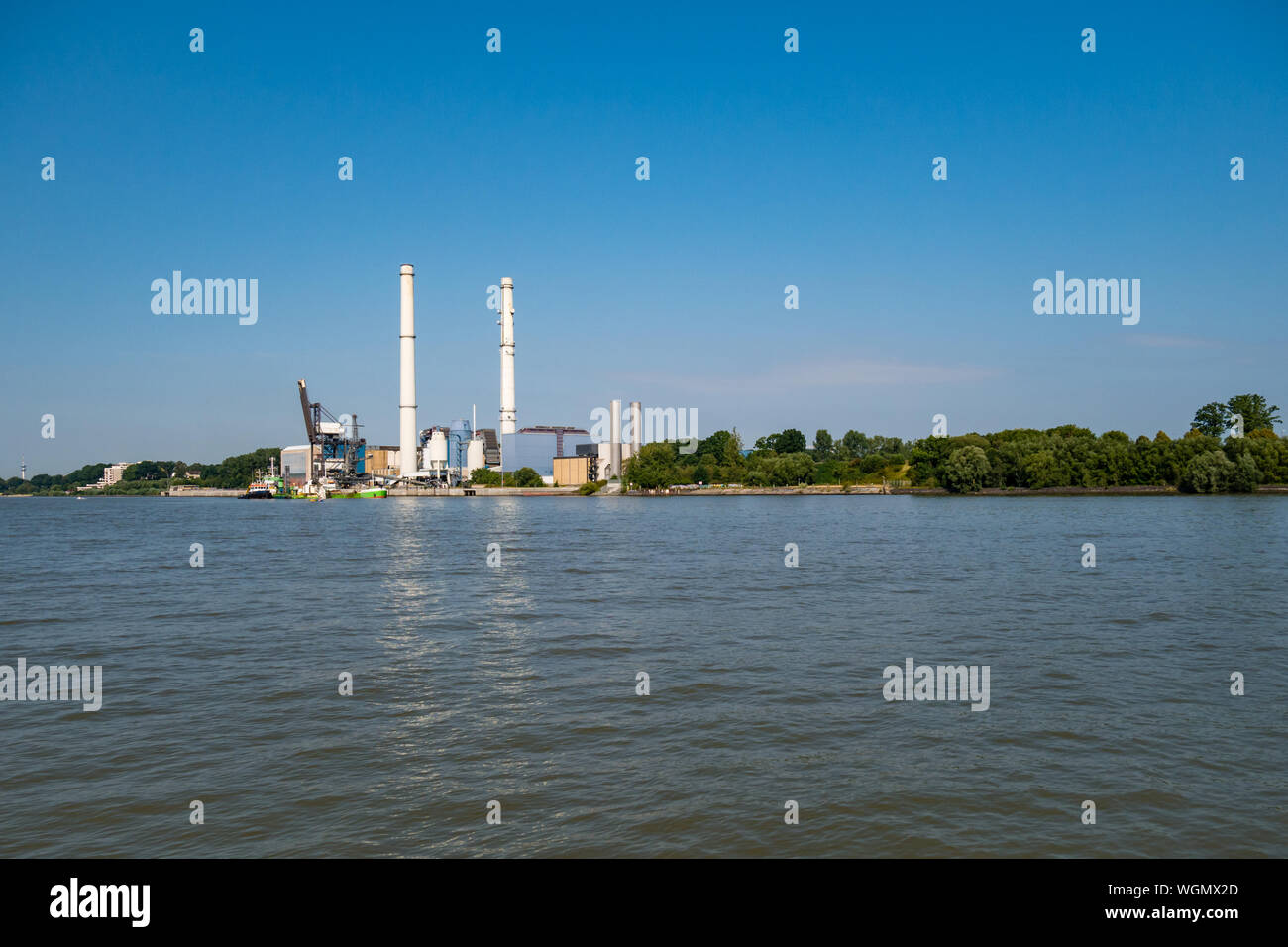 Hamburg, Deutschland - 25 August, 2019: Blick von Fähre am Kraftwerk Wedel an der Elbe am Tag. Stockfoto