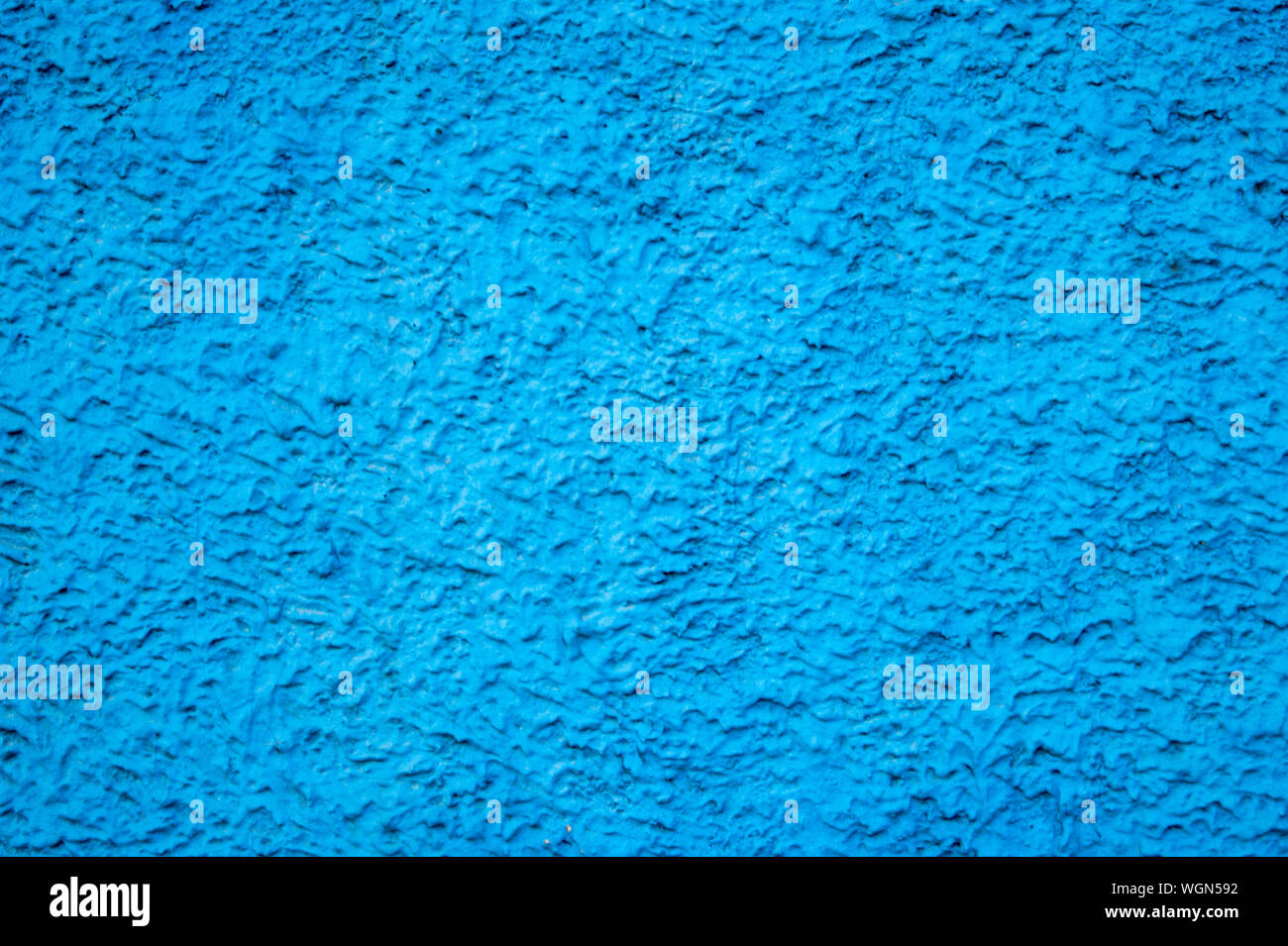 Textur der Betonwand mit dekorativen Putz - Foto. Farbe blau. Granularität, Rauheit. Fassade. Hintergrund. Stockfoto