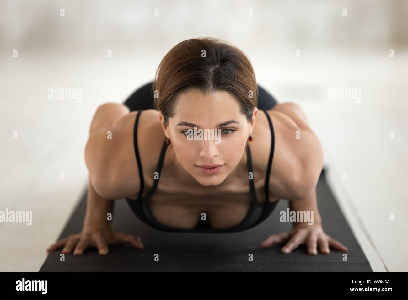 Junge Frau Üben Yoga, chaturanga dandasana pose Nahaufnahme Stockfoto
