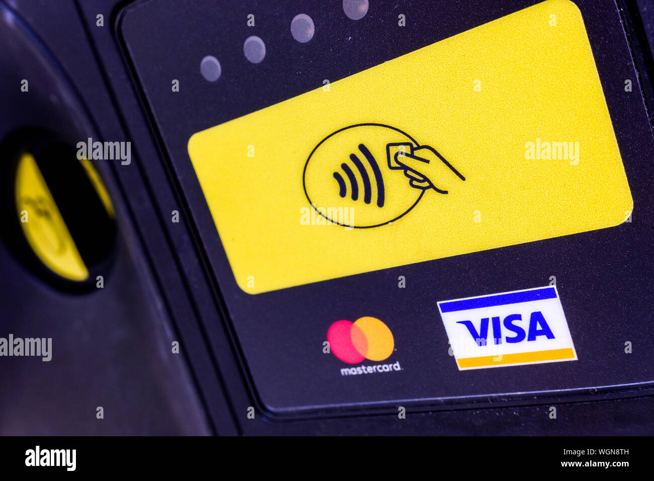 Madrid, Spanien - 28. August 2019: Visa und MasterCard Logos in einem Reader berührungslos per Kreditkarte zu bezahlen. Stockfoto
