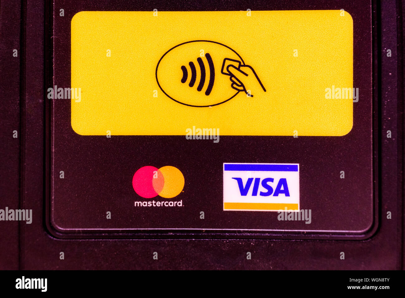 Madrid, Spanien - 28. August 2019: Visa und MasterCard Logos in einem Reader berührungslos per Kreditkarte zu bezahlen. Stockfoto