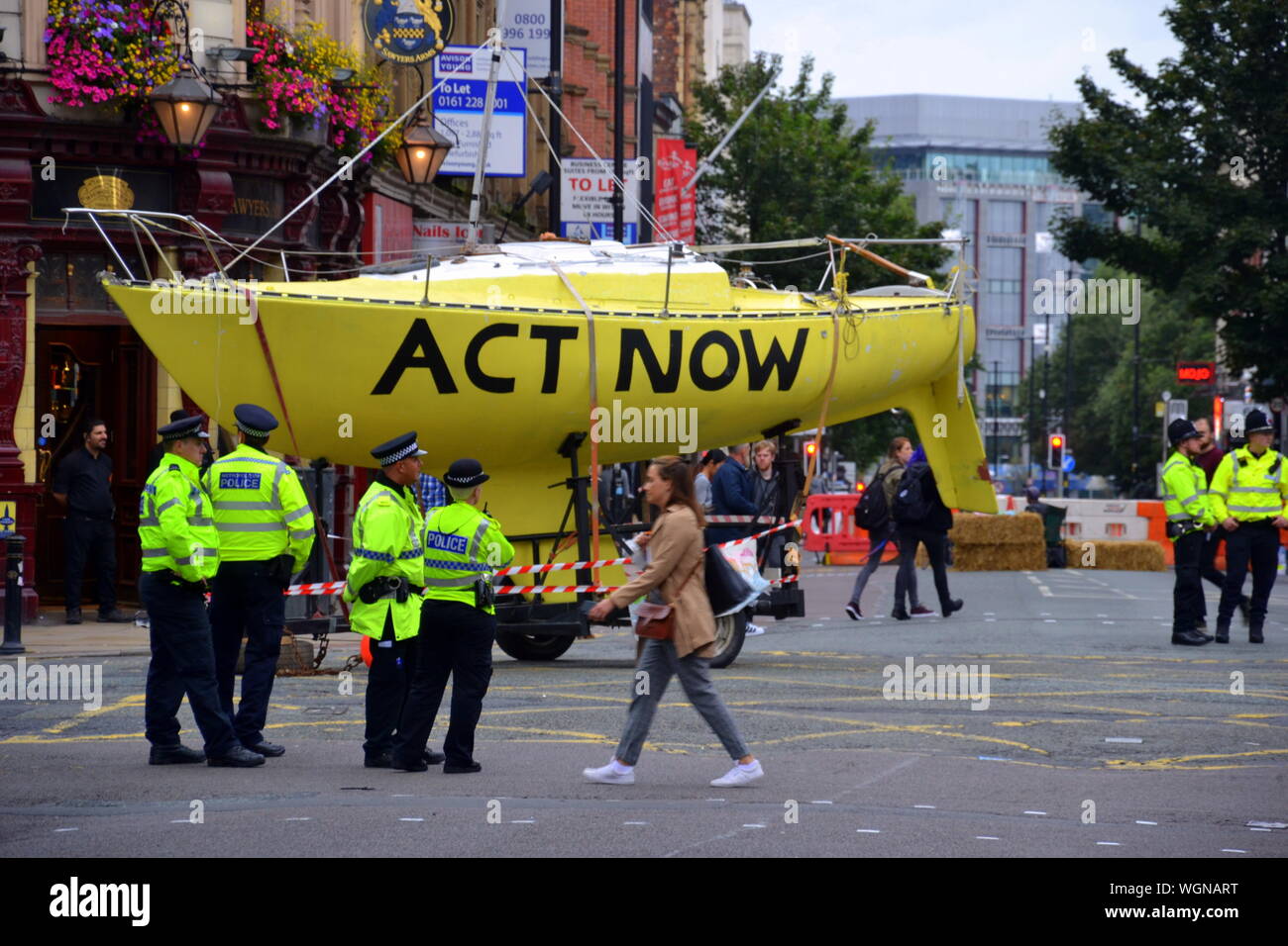 Am 1. September 2019, Greater Manchester Polizei bat das Aussterben Rebellion Protest in Manchester, Großbritannien, weitere Störungen zu vermeiden. Die Aussage vor der Polizei beinhaltet: "Jede Aktion wichtigen Verkehrsverbindungen, stellt Unternehmen und Gemeinden völlig inakzeptabel zu stören. Seit Freitag haben wir ihr Recht in Manchester zu protestieren erleichtert. Wir bitten, dass Sie erlauben nun die Menschen in Manchester über ihr tägliches Geschäft ohne weitere Störungen zu gehen." abgebildet ist ein Boot der Demonstranten verwendet Deansgate, vom lokalen Rat geschlossen vom 30/08/19 bis 03/09/19 zu blockieren. Stockfoto