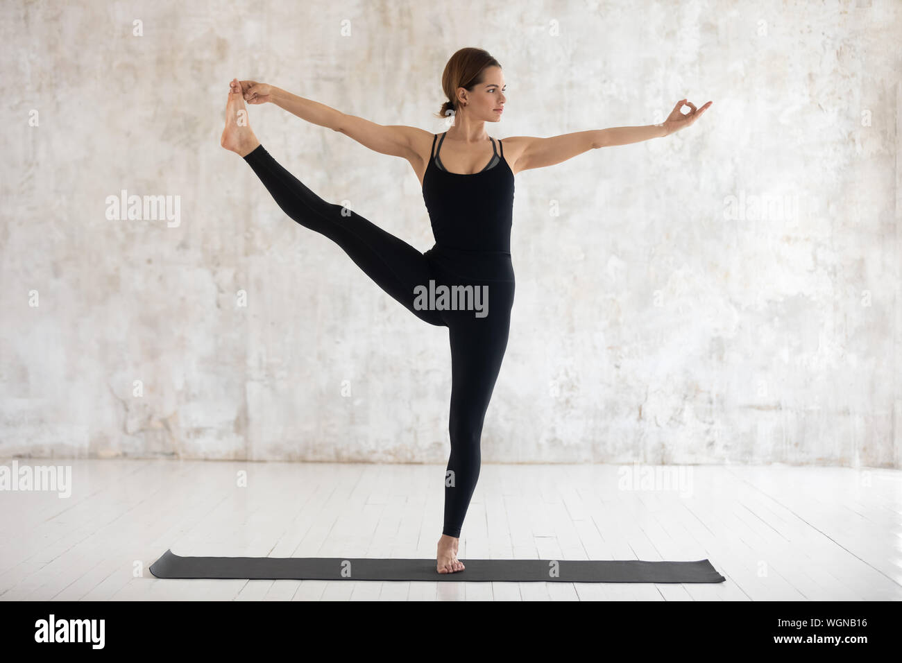 Frau Üben Yoga, verlängerte Hand zu großen Zeh Übung Stockfoto