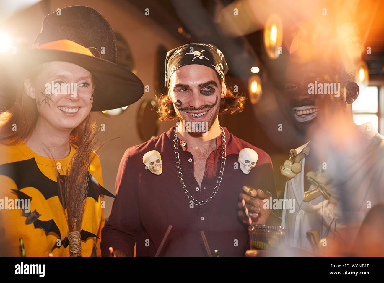 Gruppe erwachsener Freunde tragen Halloween Kostüme genießen Party im Club, auf pirate Mann in der Mitte konzentrieren Stockfoto