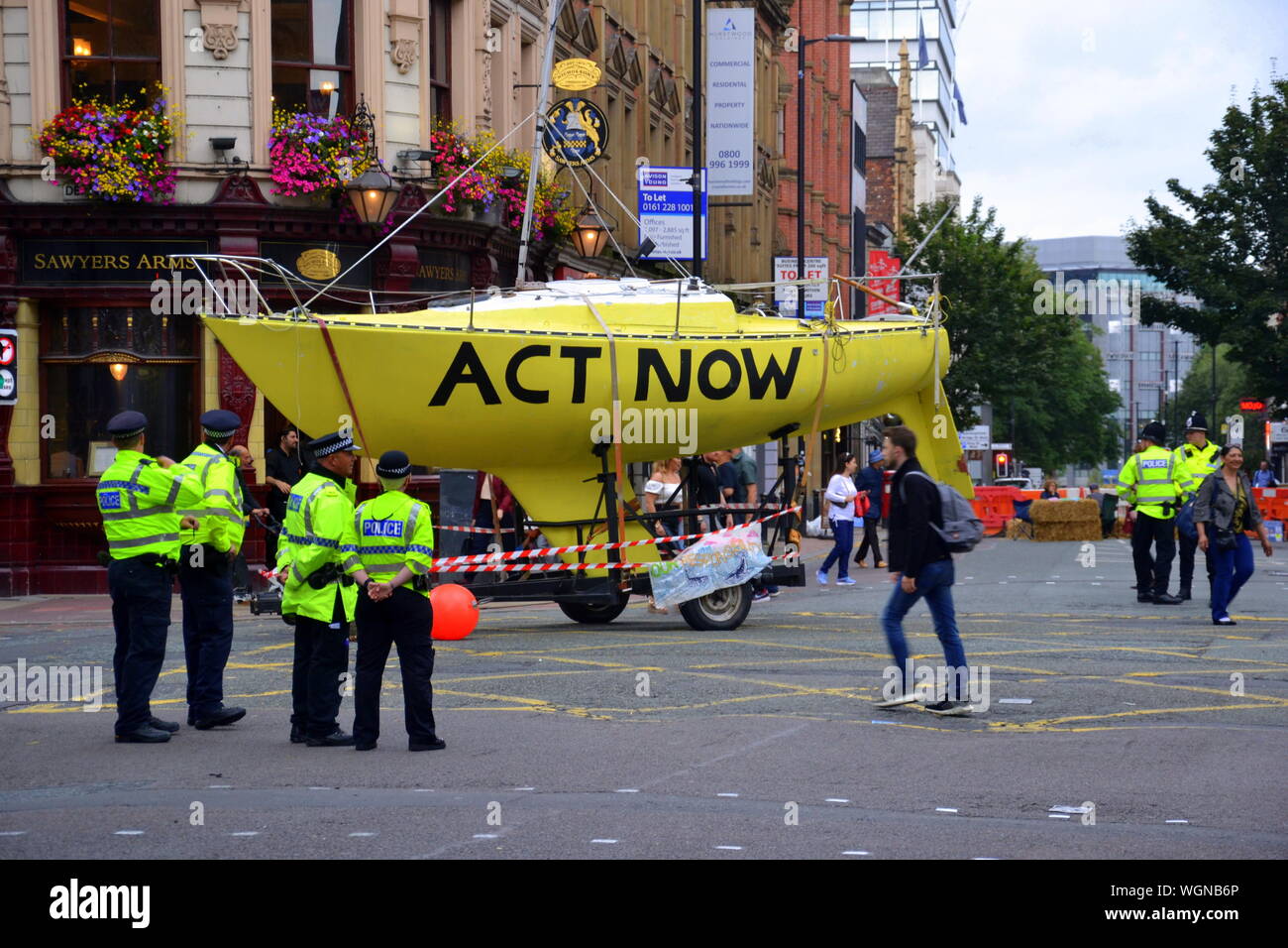 Am 1. September 2019, Greater Manchester Polizei bat das Aussterben Rebellion Protest in Manchester, Großbritannien, weitere Störungen zu vermeiden. Die Aussage vor der Polizei beinhaltet: "Jede Aktion wichtigen Verkehrsverbindungen, stellt Unternehmen und Gemeinden völlig inakzeptabel zu stören. Seit Freitag haben wir ihr Recht in Manchester zu protestieren erleichtert. Wir bitten, dass Sie erlauben nun die Menschen in Manchester über ihr tägliches Geschäft ohne weitere Störungen zu gehen." abgebildet ist ein Boot der Demonstranten verwendet Deansgate, vom lokalen Rat geschlossen vom 30/08/19 bis 03/09/19 zu blockieren. Stockfoto