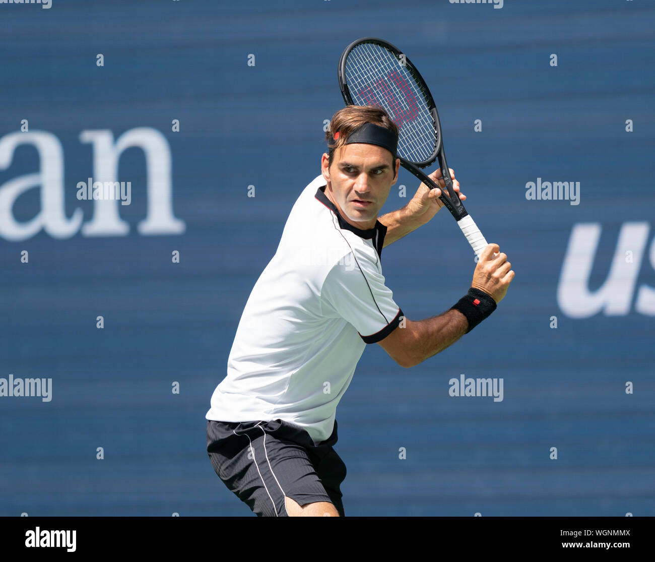 New York, NY - 1. September 2019: Roger Federer (Schweiz), die in Aktion während der Runde 4 der US Open Meisterschaft gegen David Goffin (Belgien) zu Billie Jean King National Tennis Center Stockfoto