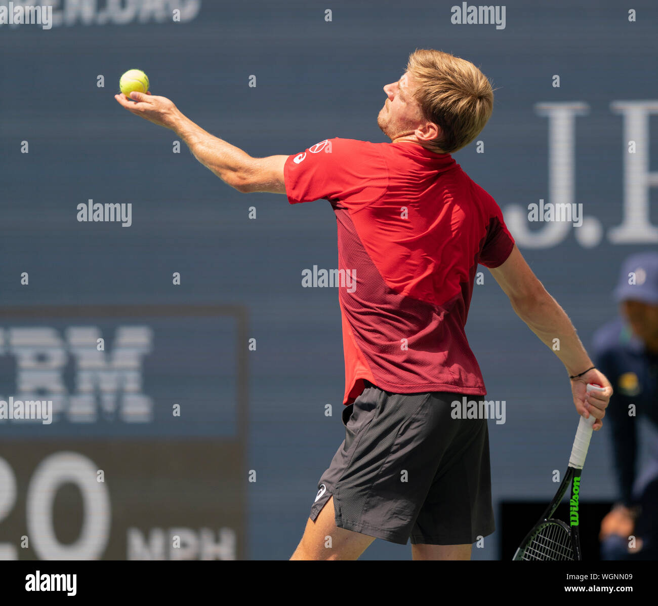 New York, NY - 1. September 2019: David Goffin (Belgien) in Aktion während der Runde 4 der US Open Meisterschaft gegen Roger Federer (Schweiz) bei Billie Jean King National Tennis Center Stockfoto