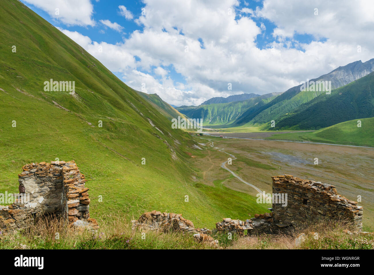 Truso Tal und die Schlucht Landschaft mit Zakagori Festung auf Trekking/Wandern Route in Kazbegi, Georgia. Truso Tal ist eine malerische Trekking route Stockfoto