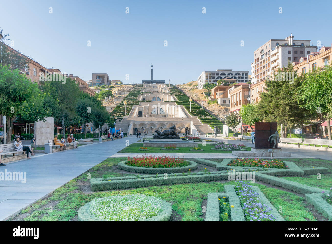 Yerevan, Armenien - Juli 2019: Eriwan Cascade eine riesige Treppe in Eriwan, Armenien. Eine der wichtigsten Sehenswürdigkeiten in Eriwan im Jahr 1980 abgeschlossen. Stockfoto