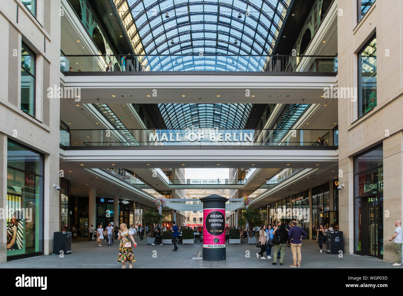 Berlin, Deutschland - Juli 2019: Mall von Berlin archtucture und Käufer - eine neue und moderne Einkaufspassage am Potsdamer Platz. Stockfoto