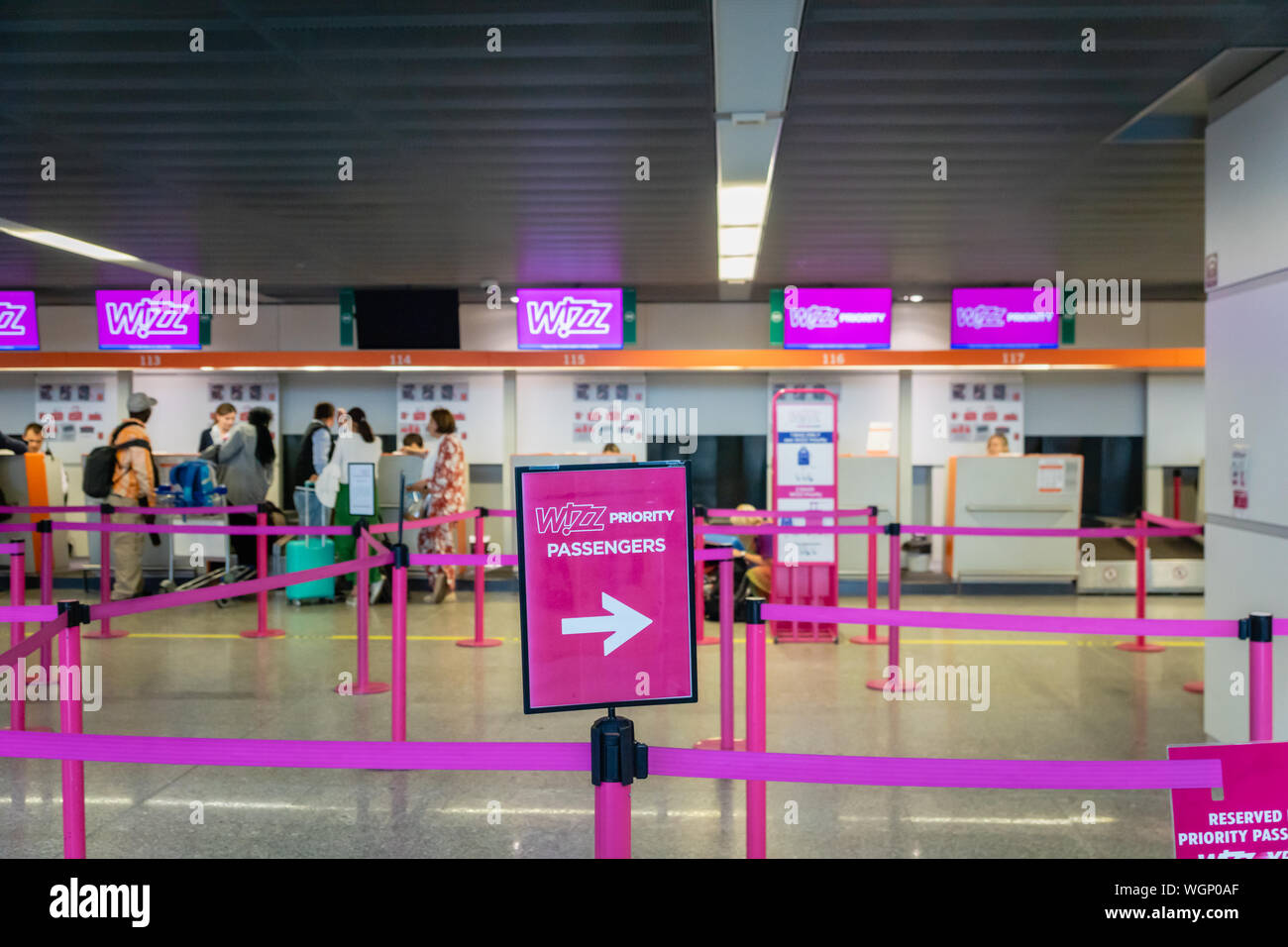 Warschau, Polen - Juli 2019: Wizz Air Check-in-Schalter und Passagiere am Flughafen Warschau Chopin warten. Wizz Air ist eine ungarische Billigfluggesellschaft Stockfoto