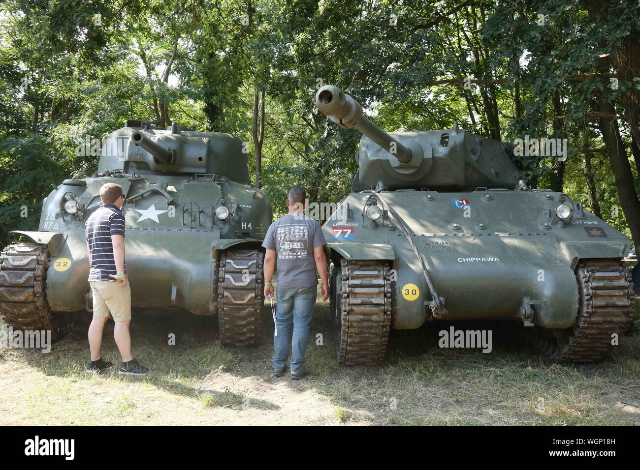 Mons, Belgien. 1. Sep 2019. Menschen sehen Tanks während einer Veranstaltung zum 75. Jahrestag der Befreiung von Brüssel in Mons, Belgien zu markieren, an Sept. 1, 2019. Die Alliierten befreiten Brüssel von der deutschen Besetzung im Jahre 1944 während des Zweiten Weltkrieges. Credit: Wang Xiaojun/Xinhua/Alamy leben Nachrichten Stockfoto