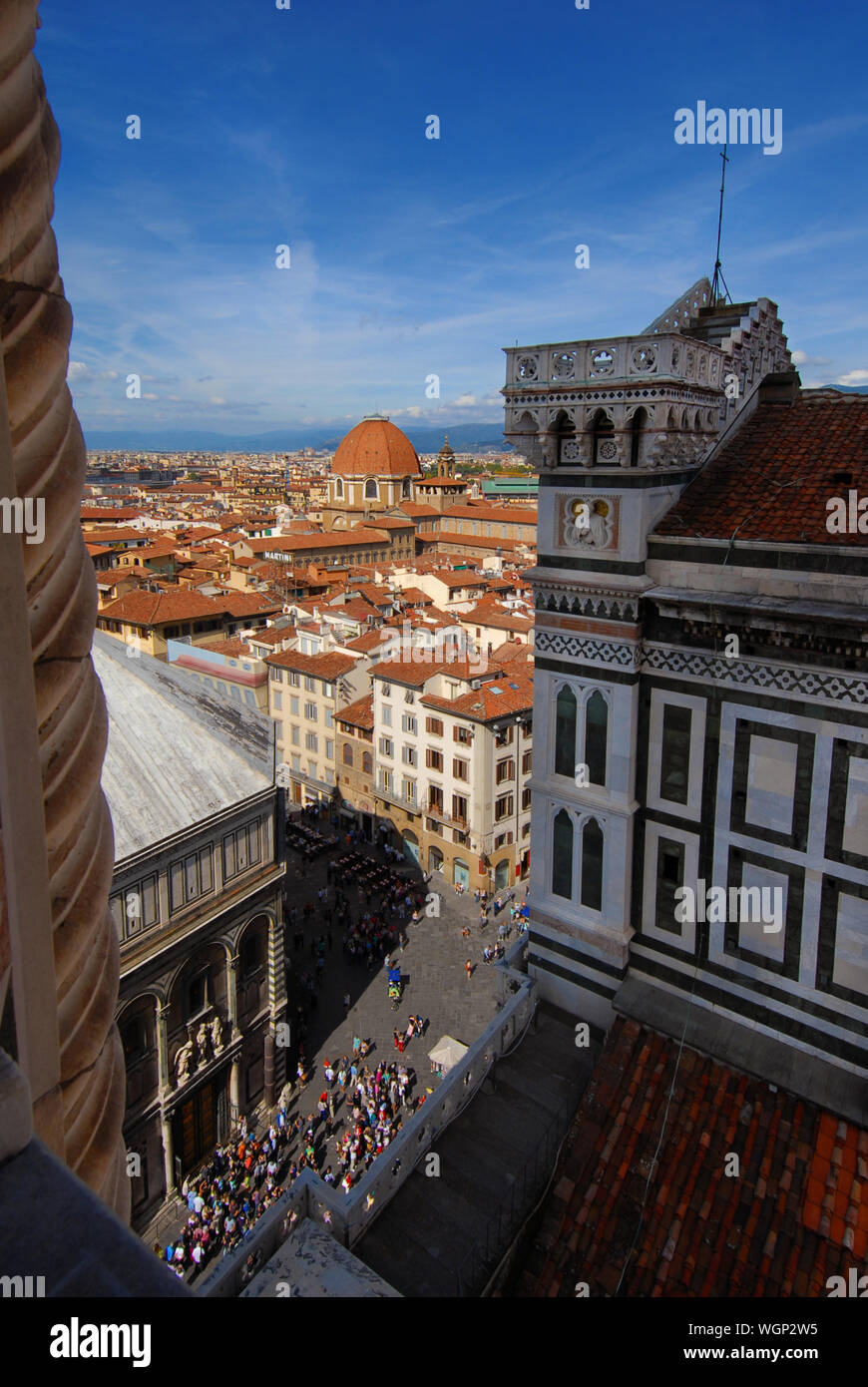 Luftaufnahme von Florenz Altstadt mit der Piazza del Duomo, der Hl. Maria von den Blumen, Baptisterium und Kapellen der Medici von Giottos Campanile Stockfoto
