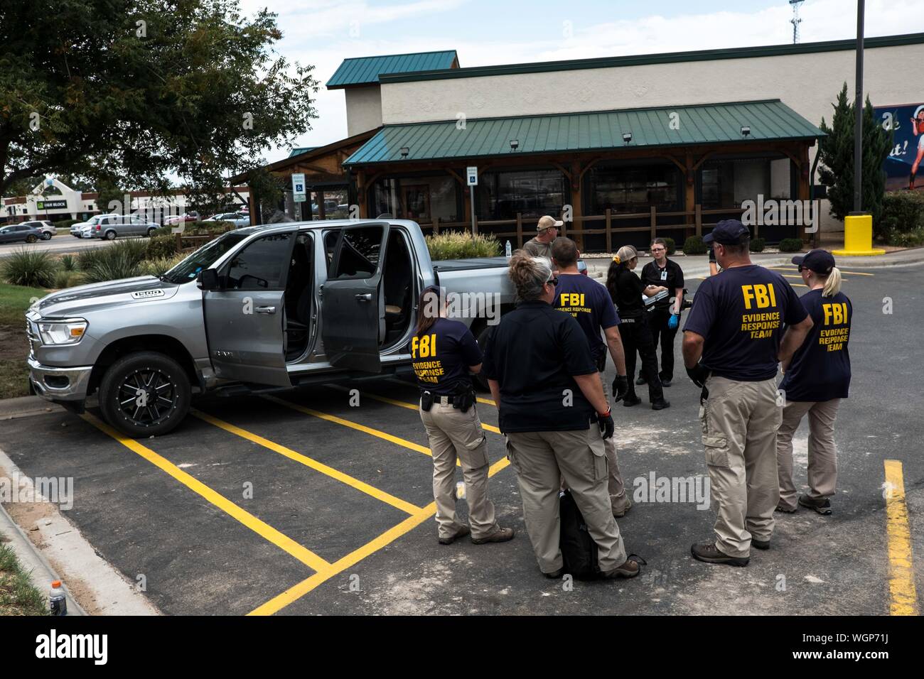 Odessa, Texas, USA. 1. Sep 2019. Ein FBI-Team sammelt, wie sie untersuchen, einen Tatort, in denen Fahrzeuge durch Maschinengewehr in Odessa, Texas angeschlagen wurden. Ein Amokläufer erschossen fünf Menschen und verletzte 21 andere am Tag zuvor am 12.08.31. Die Zahl der Todesopfer stieg auf sieben als der Morgen des 4.9.1. Quelle: Joel Engel Juarez/ZUMA Draht/Alamy leben Nachrichten Stockfoto