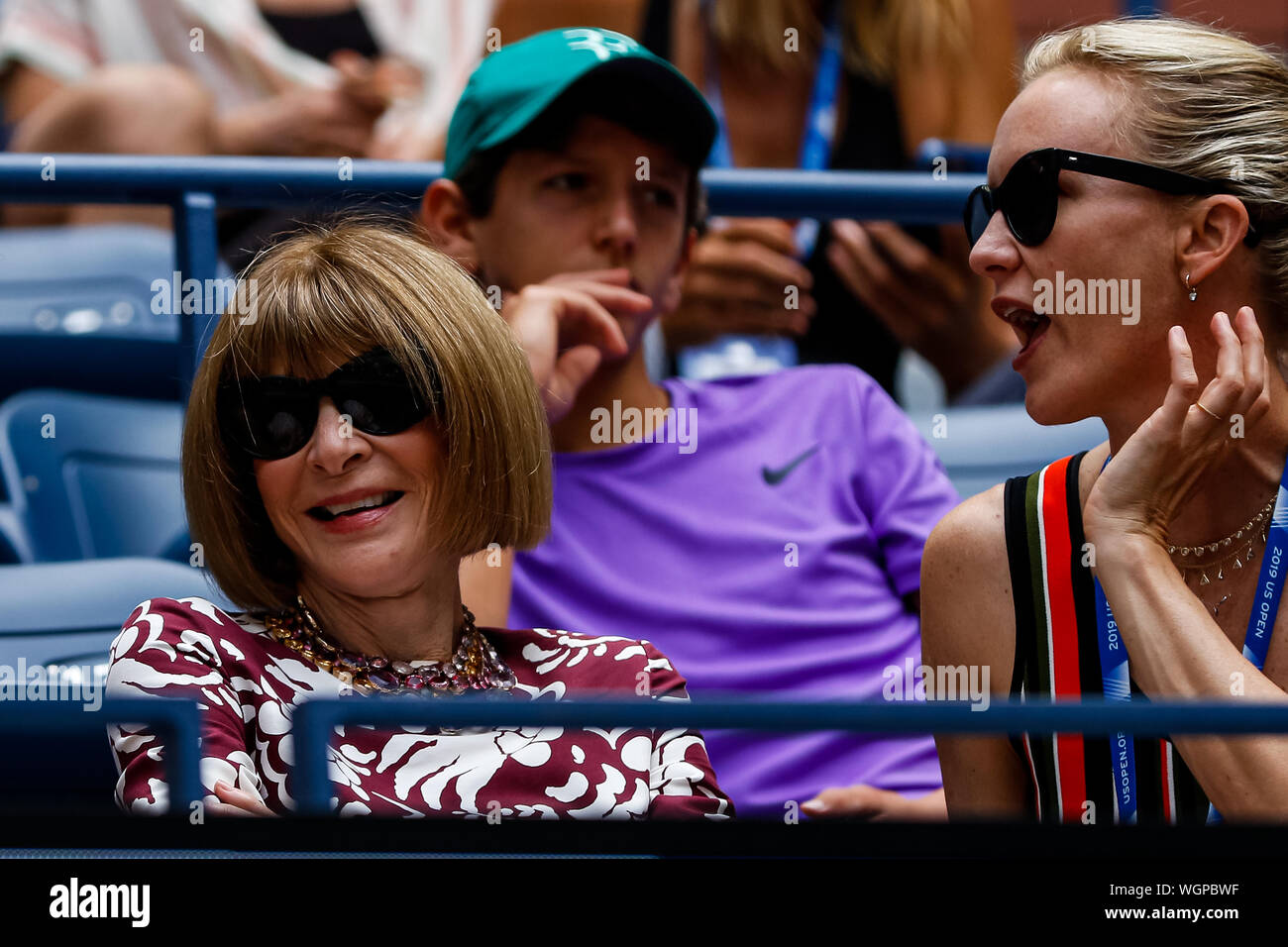 New York, USA. 01 Sep, 2019. Anna Wintour, Leiter der Vogue US und Amy Griffin, ehemaliger amerikanischer Fußballspieler, besuchen das Match zwischen Roger Federer aus der Schweiz und David Goffin Belgien während der vierten Runde Herren Einzel am Tag sieben der 2019 US Open am USTA Billie Jean King National Tennis Center am 01 September, 2019 in Queens Borough von New York City. Credit: Unabhängige Fotoagentur/Alamy leben Nachrichten Stockfoto