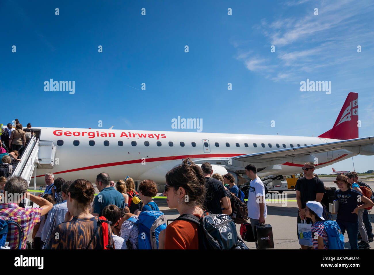 Berlin, Deutschland - Juli 2019: Georgian Airways Embraer und Fluggäste. Airzena Georgian Airways, ehemals Stockfoto