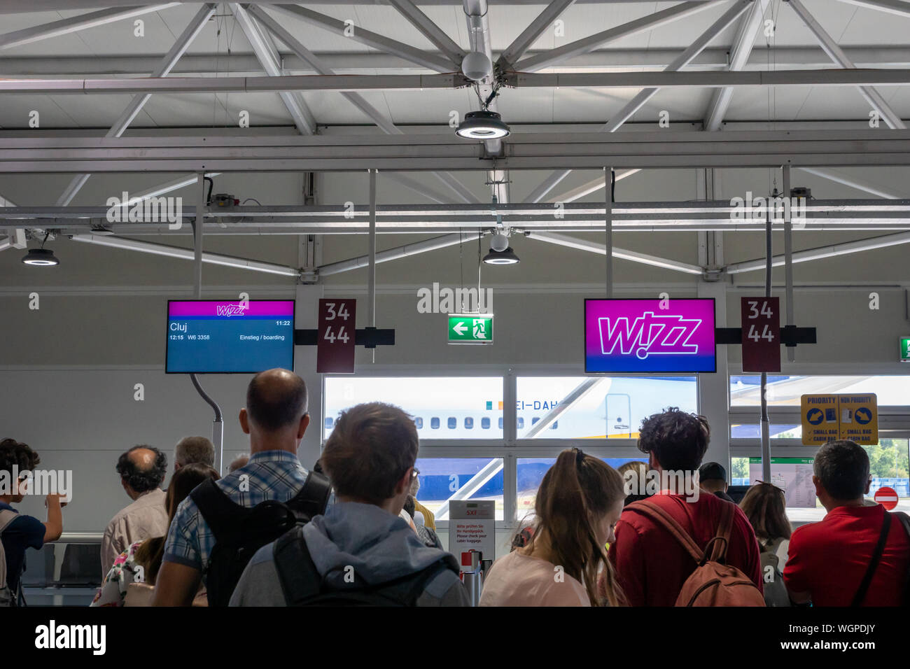 Berlin, Deutschland - Juli 2019: Wizz Air Check-in-Schalter in Berlin Flughafen Schönefeld liegt. Wizz Air ist eine ungarische Billigfluggesellschaft Europas Stockfoto
